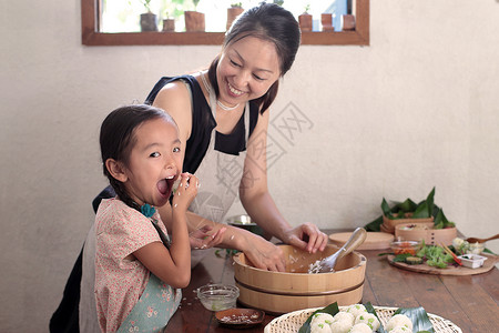 父母和孩子一起制作饭团图片