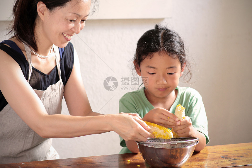 孩子和家长一起剥玉米图片