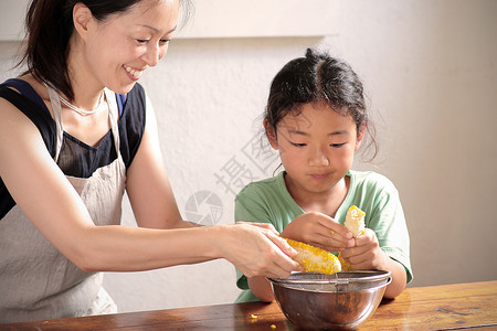 孩子和家长一起剥玉米图片