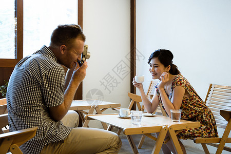 咖啡店的外国男生给女友拍照图片