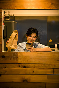 咖啡店微笑的女职员图片