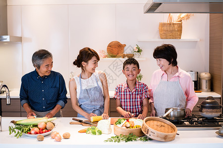 祖孙三代在烹饪食物图片