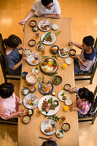 一家人吃饭的俯视图图片