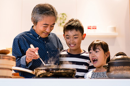 爷爷教孙子孙女烹饪图片