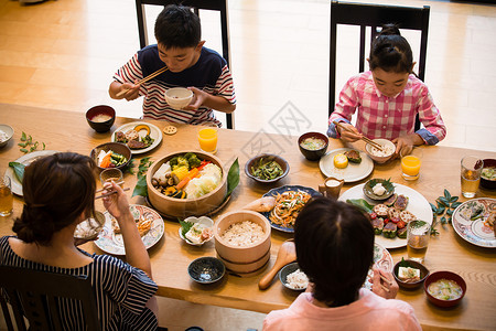 家庭聚餐吃饭图片