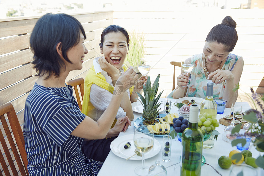 花园聚会的妇女图片