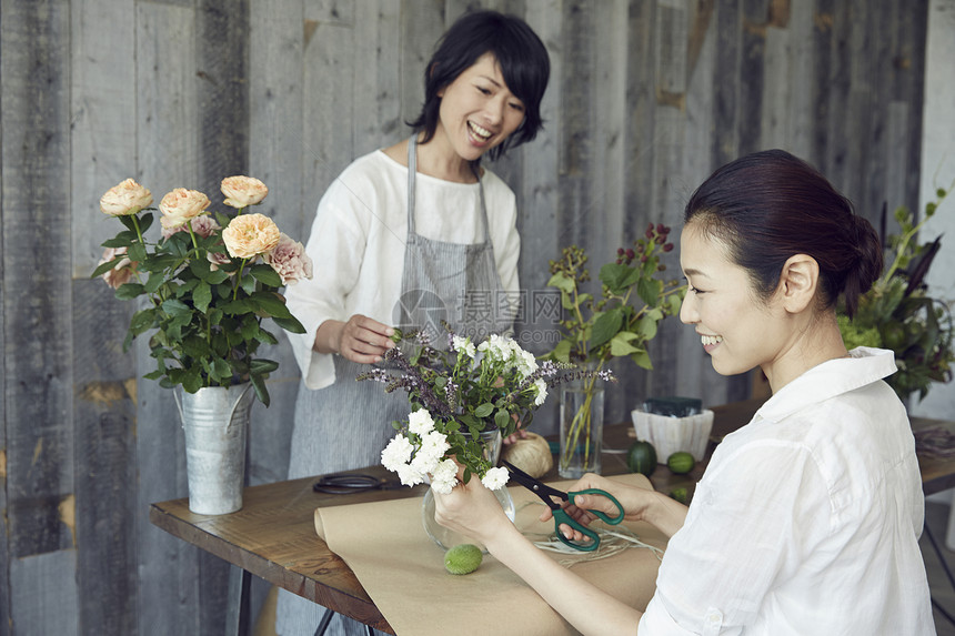 享受花卉布置的妇女图片