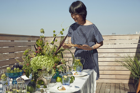 女主人招待好友花园聚会图片