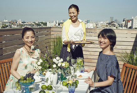 女主人招待好友花园聚会图片