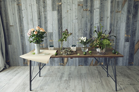 木桌上的花瓶花卉图片