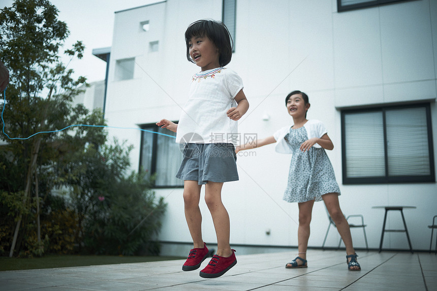 小姑娘家族小孩家人在家里度过图片