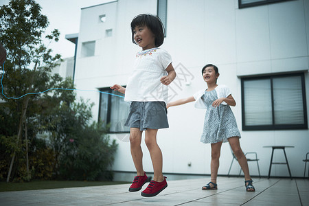 双人跳绳小姑娘家族小孩家人在家里度过背景