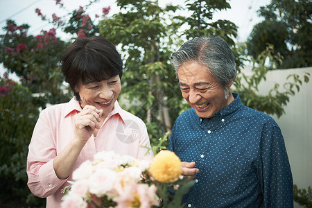 花园里的老年妇女图片