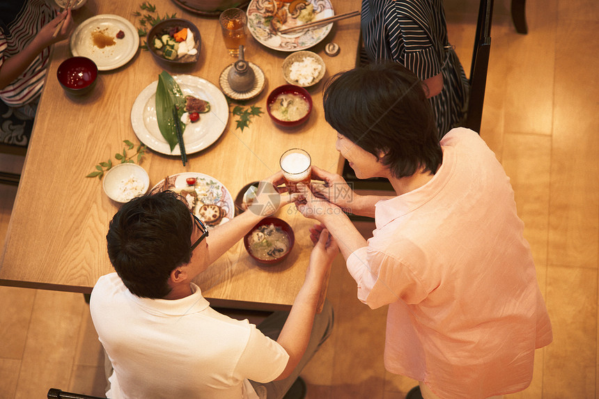 家庭聚会朋友用餐图片