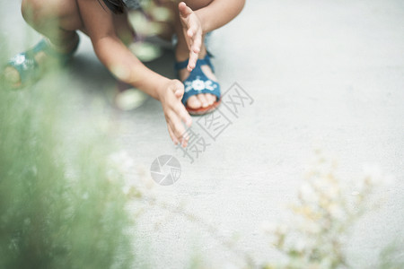 室外玩耍的小孩手部特写图片