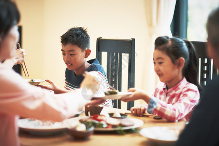 家庭用餐的小孩图片