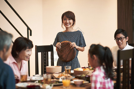 家庭朋友用餐图片