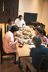 家庭聚会朋友用餐图片