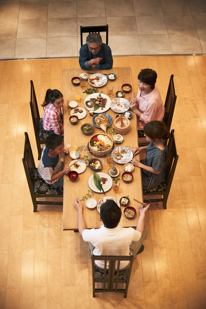 家庭朋友用餐形象图片