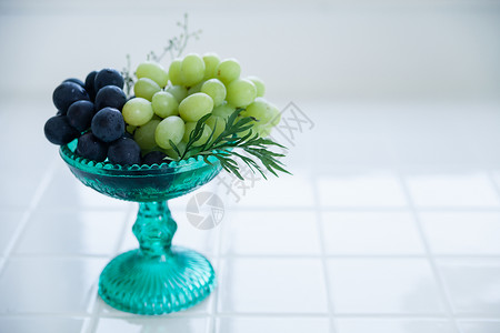 蓝色玻璃上的水果高清图片