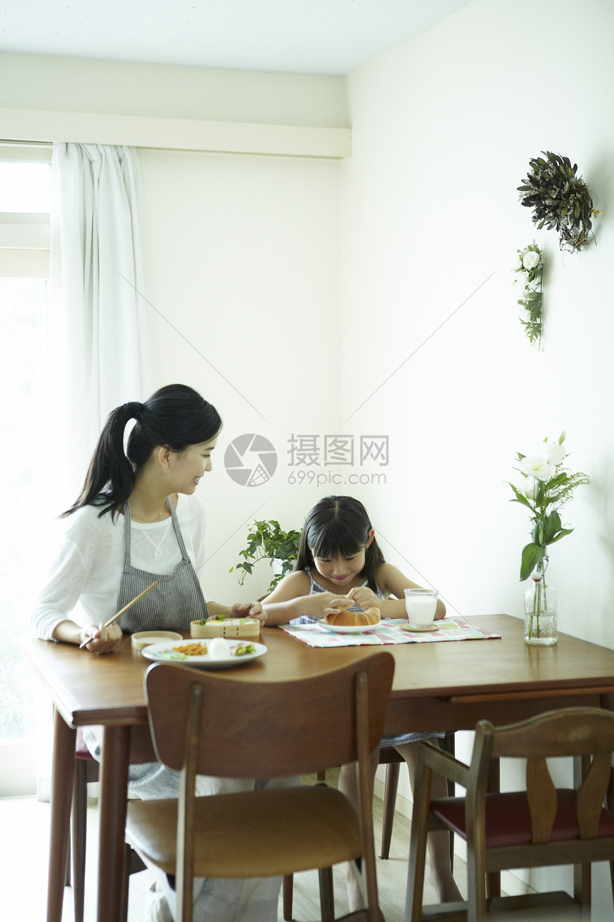 母女居家餐桌吃早餐图片