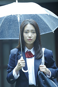 撑伞的女高中生下雨高清图片素材