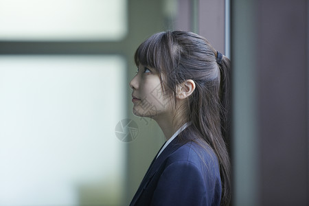 年轻日本女学生形象走廊高清图片素材