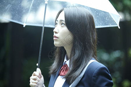 学校里打伞的美丽女孩雨高清图片素材