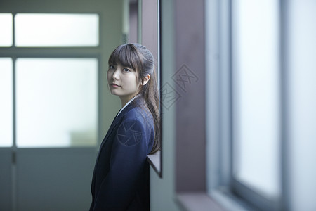 美丽女孩在学校的走廊里日本人高清图片素材
