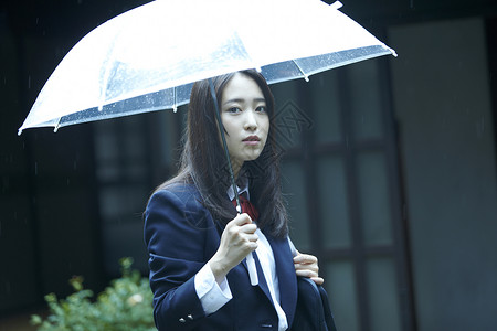雨天撑伞的女高中生青少年高清图片素材