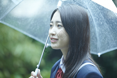 雨天撑伞的女高中生青春高清图片素材