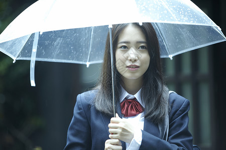 雨天撑伞的女高中生女人高清图片素材