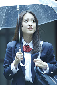 雨天撑伞的女高中生青春高清图片素材