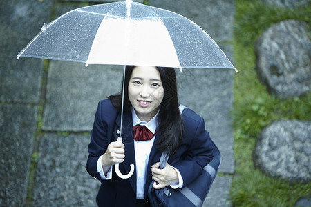 雨天撑伞上学的女高中生下雨高清图片素材