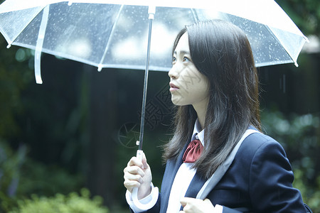 雨天撑伞上学的女高中生青少年高清图片素材
