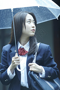 雨天撑伞上学的女高中生校服高清图片素材