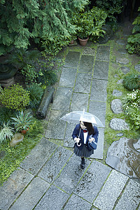 雨天撑着伞的女高中生制服高清图片素材