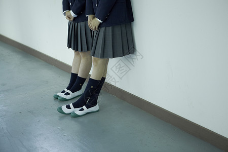 学校廊里制服女高中生脚步特写图片