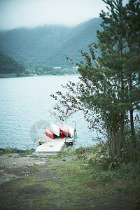 度假旅途湖面上的船图片