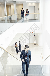 上楼梯的商务男性图片