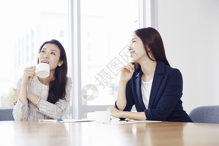 职场的商务女性在交谈图片