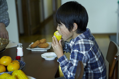 一个吃玉米的男孩图片