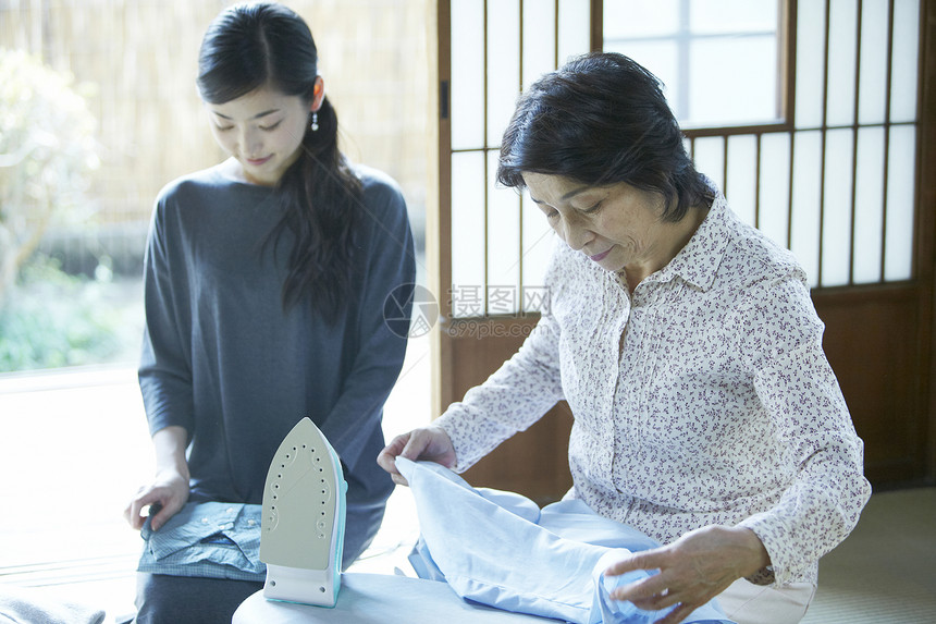 女儿帮妈妈烫衣服图片