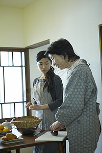 日本家庭在做饭图片