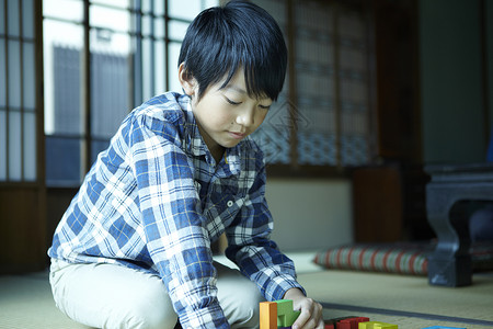 小男孩在玩积木图片