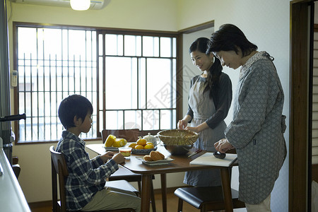 孩子帮助母亲和祖母做饭图片