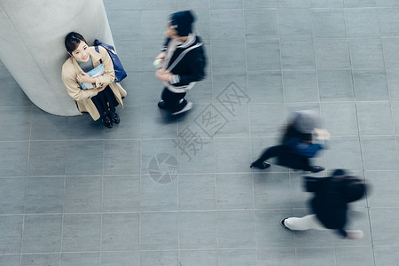 校园里的女大学生图片