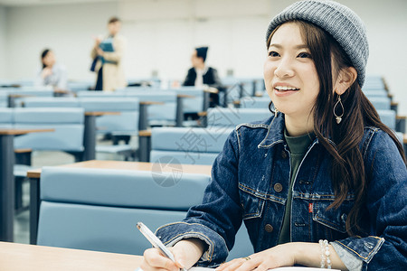 教室里的大学女生图片