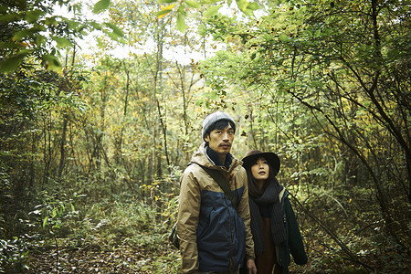 林间漫步的夫妇图片