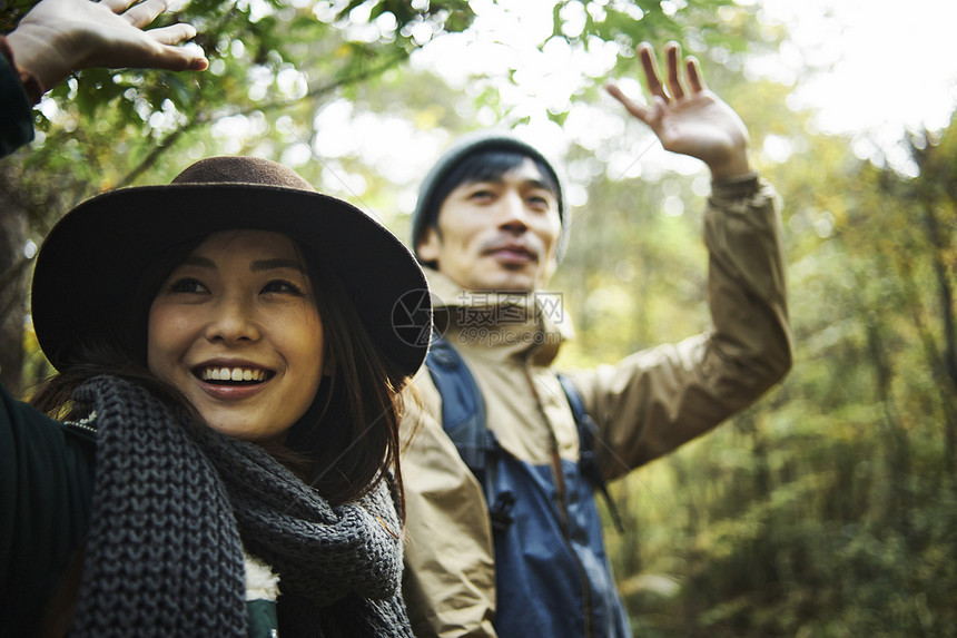 露营夫妇漫步在森林里挥手图片